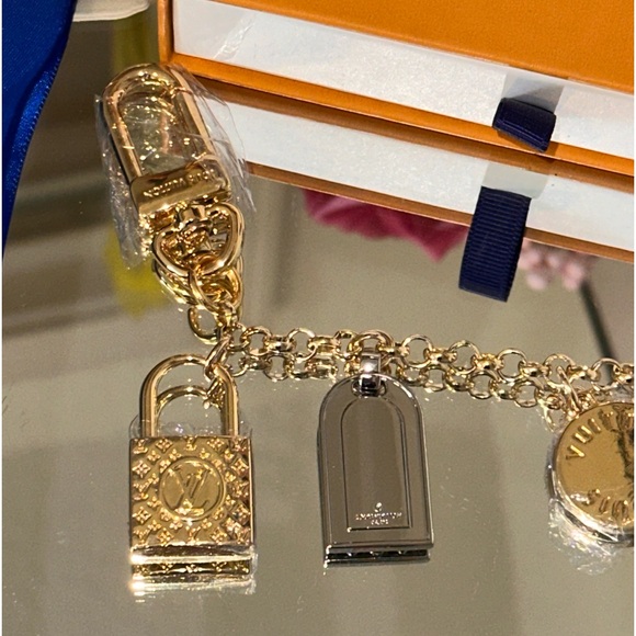 LV keychain bag charm extender. Silver & gold novelty NIB monogram - Picture 5 of 8